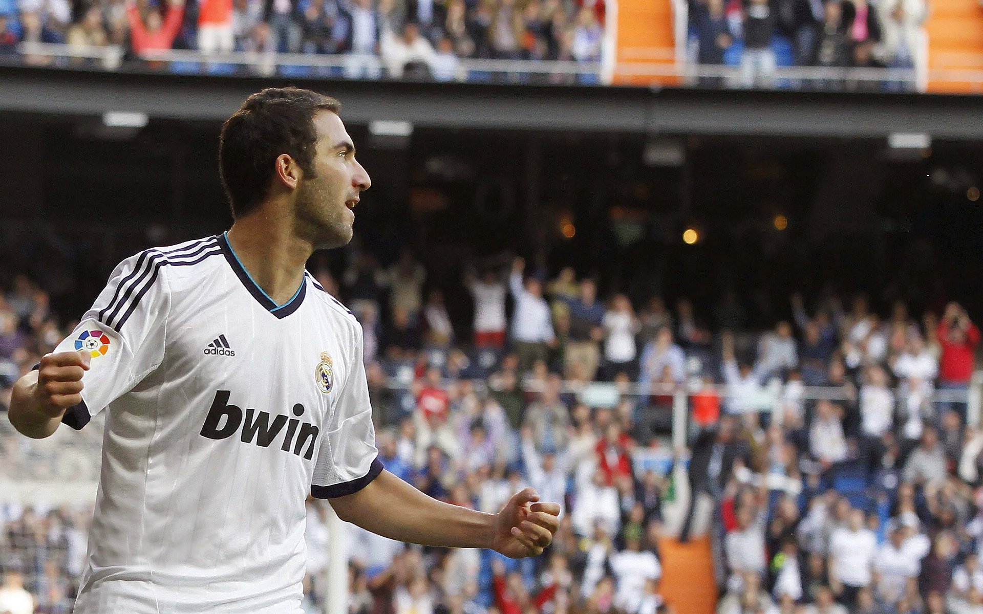 决赛夜:主场球迷制造“12人效应”助力球队取胜