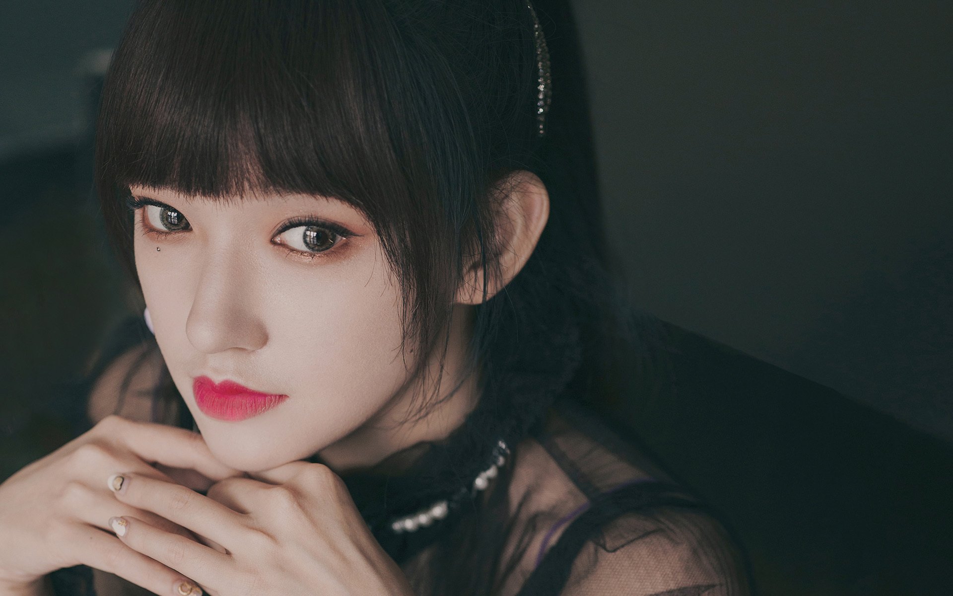 自由泳换气次数与成绩呈微弱负相关，自由泳换气越换越少